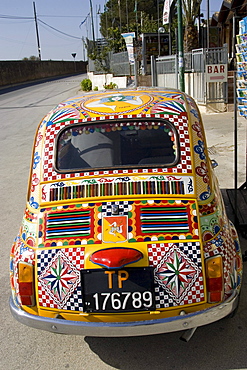 Fiat 500 decorative paint art auto, Marinella, Sicily, Italy