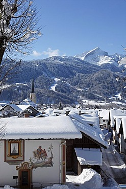 Wintery Garmisch-Partenkirchen, Partenkirchen district, Parish Church of the Assumption, in the distance, Alpspitz Mountain, Werdenfelser Land, Upper Bavaria, Bavaria, Germany, Europe