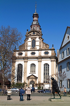 Dreifaltigkeitskirche, Trinity Church, Lutheran Church, Speyer pilgrims, bronze statue by Martin Mayer, Speyer, Rhineland-Palatinate, Germany, Europe.