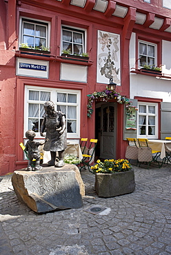 Restaurant with bronze figures in the street Unteren Markt-Strasse, Boppard, Rhein-Hunsrueck-Kreis district, Rhineland-Palatinate, Germany, Europe