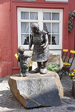 Restaurant with bronze figures in the street Unteren Markt-Strasse, Boppard, Rhein-Hunsrueck-Kreis district, Rhineland-Palatinate, Germany, Europe