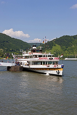 The Rheinallee street in Boppard with moorings for boats, Boppard, Rhein-Hunsrueck-Kreis district, Rhineland-Palatinate, Germany, Europe