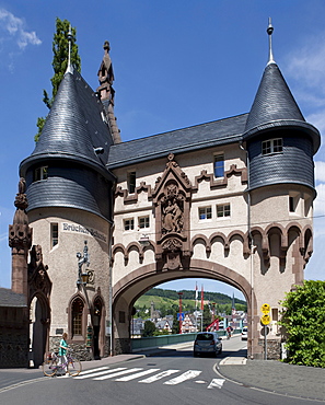 View on the Brueckentor bridge gate on the Mosel bridge, built 1899 by Bruno Moehring, quarter Trarbach, Mosel, district Bernkastel-Wittlich, Rhineland-Palatinate, Germany, Europe