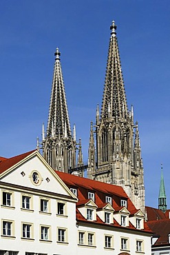 Gabled houses in front of the towers of St. Peter's Cathedral, Regensburg, Upper Palatinate, Bavaria, Germany, Europe