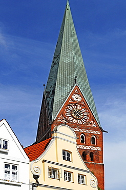 Tower of St. Johannis church, in the front gabled old houses, Lueneburg, Lower Saxony, Germany, Europe