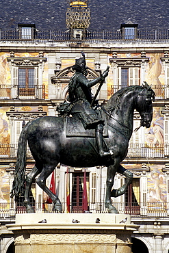 Equestrian statue of Philip II, Felipe II, on the Renaissance square of Plaza Mayor, Madrid, Spain, Europe