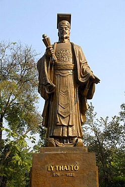 Bronze statue of Emperor Ly Thai To, Hanoi, Vietnam, Southeast Asia, Asia