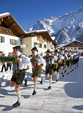 "Schellenruehrer" bell ringers, carnival, Karwendelgebirge mountains, Mittenwald, Werdenfels, Upper Bavaria, Bavaria, Germany, Europe