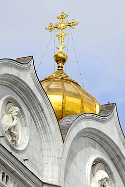 Main dome and Orthodox golden cross above the Cathedral of Christ the Saviour, Moscow, Russia