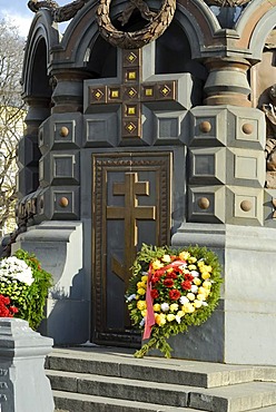 Commemoration wreath at front of the monument to the heroes of Plevna, center of Moscow, Russia