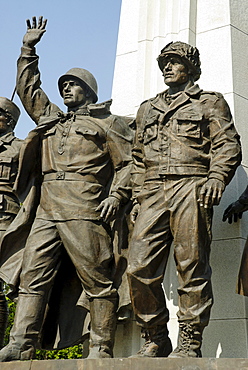 Sculptures of Russian and American soldiers, monument to the participants of the Antihitlerite coalition, Poklonnaya Hill, Moscow, Russia