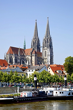 Regensburger Dom Cathedral of Saint Peter with the Schifffahrtsmuseum maritime museum on the Danube river in Regensburg, Bavaria, Germany, Europe