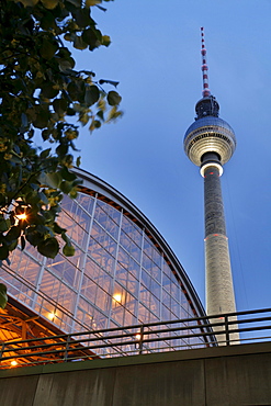 Bahnhof Alexanderplatz station and Fernsehturm TV tower at the blue hour, Mitte district, Berlin, Germany, Europe