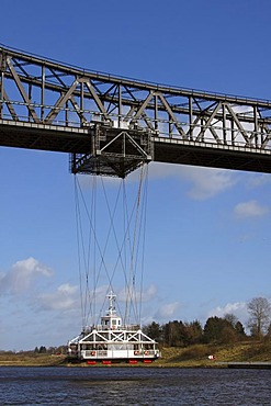 Ferry bridge on the railway viaduct above the Kiel Canal between Rendsburg and Osterroenfeld, Rendsburg, Schleswig-Holstein, Germany