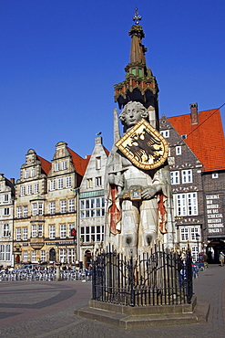 Bremer Roland statue on the market square in the old town of Bremen, UNESCO World Heritage Site, landmark, Free Hanseatic City of Bremen, Germany, Europe