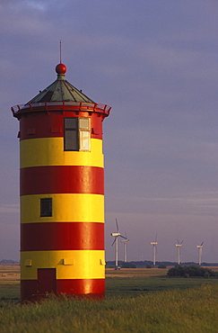 Lighthouse at Pilsum, wind farm in the back, North Sea, North Sea coast, Lower Saxony, Germany, Europe