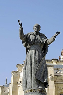 Memorial to the pope Johannes Paul ll, open arms, Catedral de Nuestra Senora de la Almudena Cathedral, Madrid, Spain, Europe