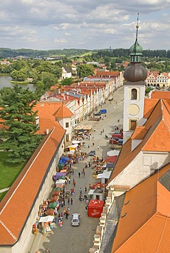 View to church tower, steeple, market place, tourists, old town, rows of houses, renaissance, UNESCO World Heritage Site, main square, market place, Tel&, Telc, Teltsch, Czech Republic, Europe