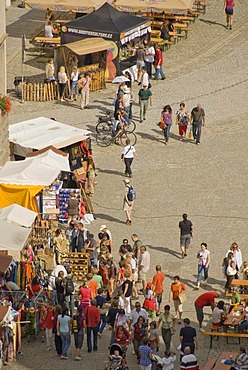 Market stalls and tourists, main square, market place, Tel&, Telc, Teltsch, Czech Republic, Europe