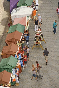 Market stalls and tourists, main square, market place, Tel&, Telc, Teltsch, Czech Republic, Europe