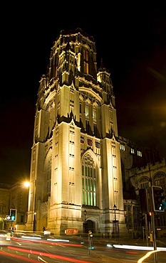 Wills Memorial Building or Wills Memorial Tower, University of Bristol, light streams from passing traffic, Bristol, England, United Kingdom, Europe