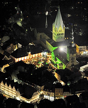 Aerial photo, night shot, Christmas market, town hall, St. Patrokli Dom Cathedral, Morgner-Haus building, site of the Alte Pfalz, imperial palace, St.-Petri-Kirche church, Soest, South Westphalia, North Rhine-Westphalia, Germany, Europe