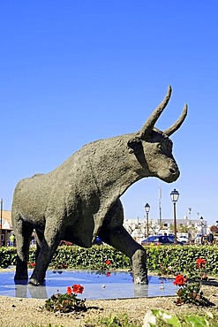 Statue of Camargue bull, Les Saintes-Maries-de-la-Mer, Camargue, Bouches-du-Rhone, Provence-Alpes-Cote d'Azur, Southern France, France, Europe