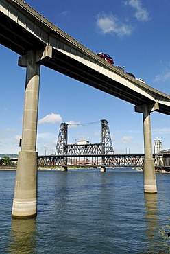 Motorway bridge and historic Steel Bridge, Willamette River, Portland, Oregon, USA