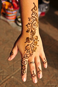 Henna tattoo on the hand of a tourist, Place Djemma el-Fna, Square of the hanged, imposter square, Marrakech, Morocco, Africa