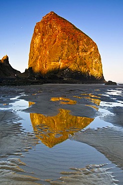 Famous "Haystack Rock" monolith, solidified lava rock at Cannon Beach, tourist attraction, Clatsop County, Oregon, USA, North America