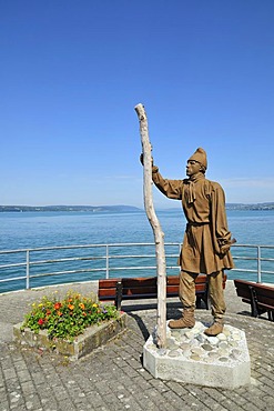 Sculpture by Gerry Embleton of a bronze age stilt house builder on the Unteruhldinger-Mole, Uhldingen-Muehlhofen, Unteruhldingen, Lake Constance, Baden-Wuerttemberg, Germany, Europe