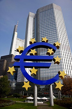 The Euro monument in the banking district, Frankfurt, Hesse, Germany, Europe