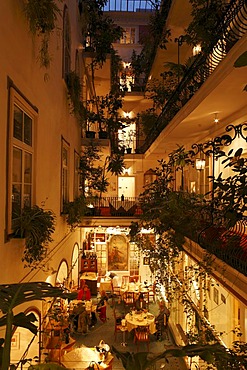 Restaurant in the inner courtyard of Hotel Erzherzog Johann, Graz, Styria, Austria, Europe