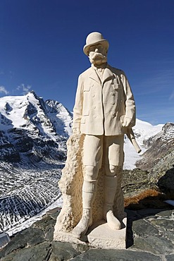 Monument to Kaiser Franz Joseph at Kaiser-Franz-Josefs-Hoehe in front of Grossglockner mountain and Pasterze Glacier, Grossglockner High Alpine Road, Hohe Tauern National Park, Carinthia, Austria, Europe