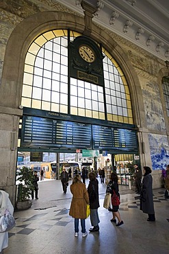 People in front of the schedule of departure in the station of Porto Estacao de Sao Bento, Avenida D A Henriques, Porto, UNESCO World Heritage Site, Portugal, Europe