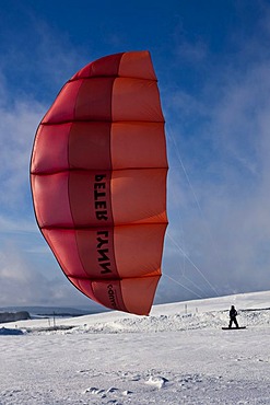 Snowkiting, snowkiter, Mount Wasserkuppe, Rhoen Mountains, Hesse, Germany, Europe