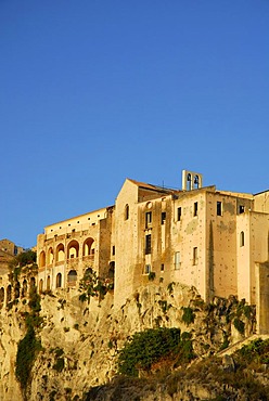 Medieval city palaces, Palazzi, built on rock at the steep cliffs, Tropea, Vibo Valentia, Calabria, Tyrrhenian Sea, South Italy, Italy, Europe