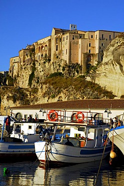 Medieval city palaces, Palazzi, built on rock at the steep cliffs, fishing boats in the port, Marina del Vescovado, Porto di Tropea, Vibo Valentia, Calabria, Tyrrhenian Sea, South Italy, Italy, Europe