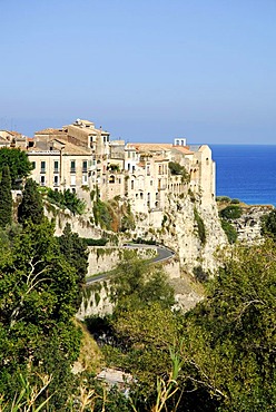 Medieval town palaces with a sea view, Palazzi, on rocks of a steep coast, Tropea, Vibo Valentia, Calabria, Tyrrhenian Sea, South Italy, Europe