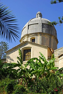 Garden, dome and facade of the Cathedral in the historic centre, Cattedrale di Tropea, Tropea, Vibo Valentia, Calabria, South Italy, Europe