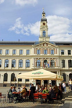 Bar cafe restaurant terrace on Ratslaukums Square in the Old Town of Vecriga, behind Ratsnams City Hall, Riga, Latvia, Latvija, Baltic States, Northeast Europe