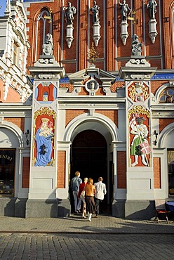 Entrance portal, House of the Blackheads, Melngalvju nams, Renaissance style facade with sculptures at Ratslaukums square in the historic town centre, Vecriga, Riga, Latvia, Baltic states, Northeastern Europe