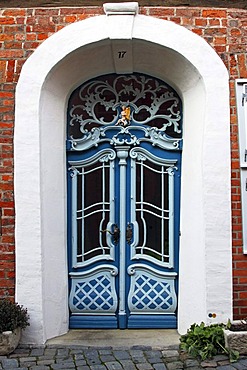 Wooden ornamental front door, historic town house in the historic centre, hanseatic city of Lueneburg, Lower Saxony, Germany, Europe