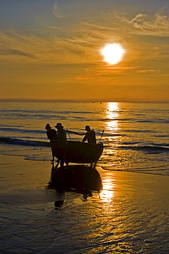 Vietnamese fishermen carrying their basket boat ashore, Mui Ne, Vietnam, Southeast Asia, Asia