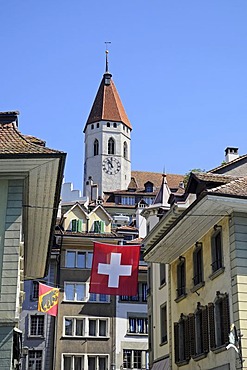 Thun Castle, facades of houses, Swiss flag, historic district, Thun, Canton of Berne, Switzerland, Europe