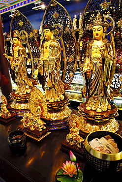 Buddhas, gift shop, Wannian monastery, Mount Emei near Chengdu, China, Asia