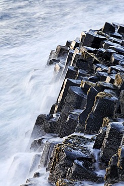 The sea is surging against the basalt columns of the GiantÂ¥s Causeway, Londonderry, North Ireland