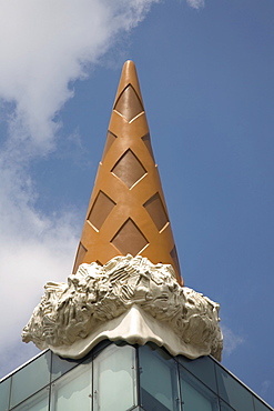 New Market, Dropped Cone, artists are Claas Oldenburg and Coosje van Bruggen, building art, Cologne, North Rhine-Westphalia, Germany, Europe