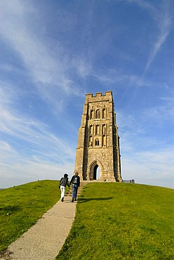 Couple walking towards Glastonbury Tor, Ley lines, Legend of King Arthur, National Trust, Glastonbury, Mendip, Somerset, England, Great Britain, Europe