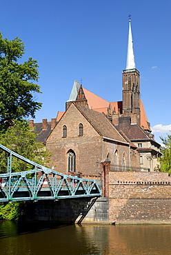 Tumski Bridge and Church of the Holy Cross on the river Oder, Wroclaw, Silesia, Poland, Europe